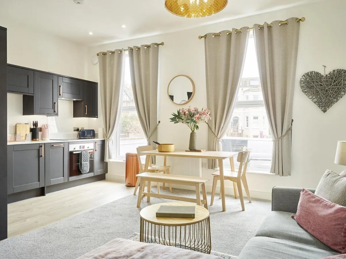 Curb Properties - Super 2 Bed Apartment 5 Min From Town Centre Cheltenham