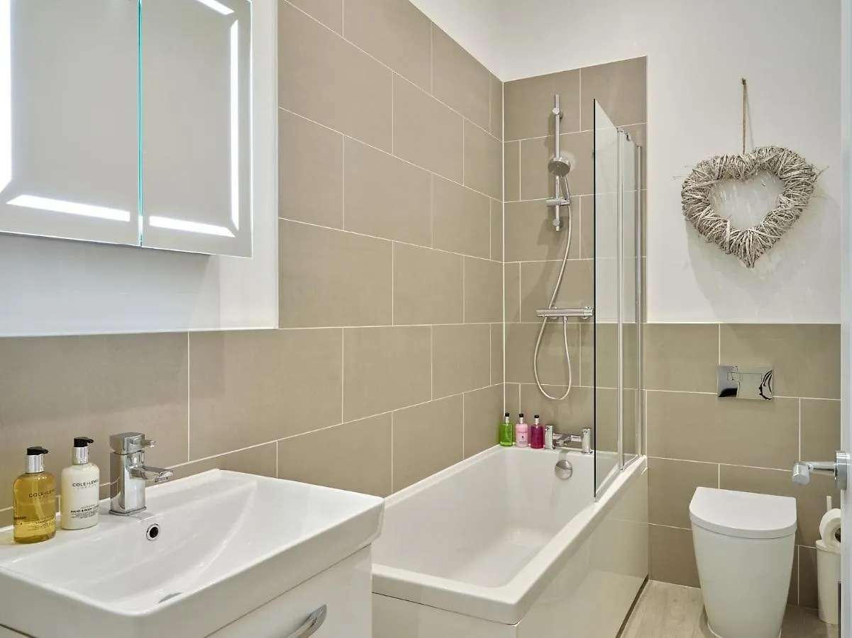 Curb Properties - Super 2 Bed Apartment 5 Min From Town Centre Cheltenham